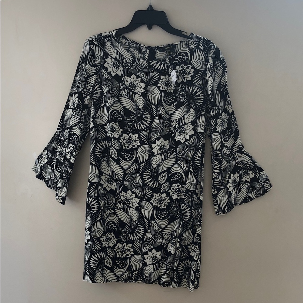 Forever 21 Black & Cream Floral Bell Sleeve Shift Dress